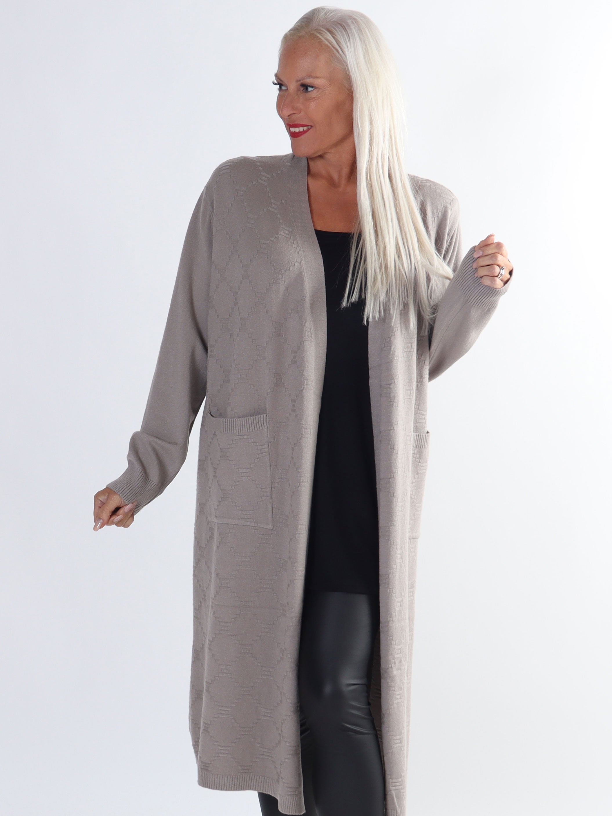 Agnesa - Lång stickad plus size kofta med fickor